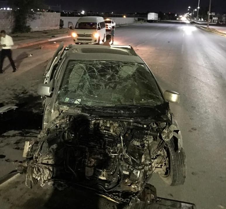 El vehículo dio varios giros y terminó nuevamente sobre sus cuatro ruedas en medio de la vialidad, a 35 metros del lugar del primer contacto. (EL SIGLO DE TORREÓN)