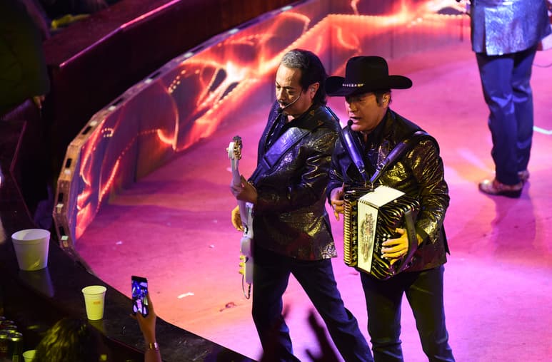 Gran espectáculo. Ante un palenque abarrotado, Los Tigres del Norte ofrecieron una velada llena de grandes éxitos.