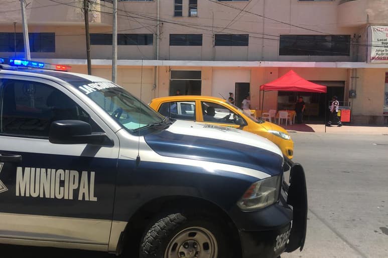 El asalto ocurrió en las escaleras de unos departamentos. (EL SIGLO DE TORREÓN)