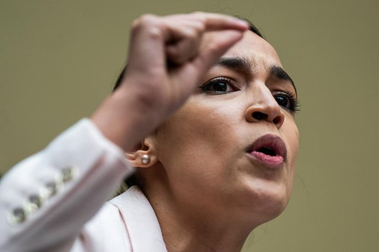 El Partido Demócrata podría perder los próximos comicios presidenciales estadunidenses si no presenta a un candidato que luche por una verdadera transformación en las vidas del pueblo trabajador, advirtió hoy la representante Alexandria Ocasio-Cortez. (ARCHIVO)