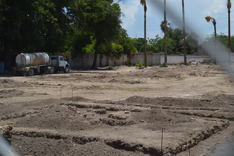 Dice la Dirección de Obras Públicas que no frenará la obra porque el constructor acaba de obtener el permiso del Municipio. (EL SIGLO DE TORREÓN/DIANA GONZÁLEZ)