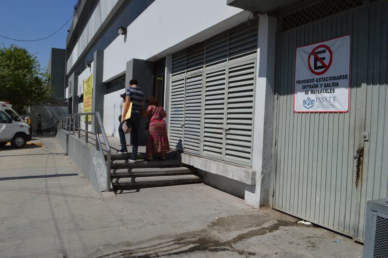 Líquidos putrefactos fluyen del pasillo de servicio hacia la banqueta; pacientes que acuden a Urgencias deben pasar sobre los mismos a pesar de los riesgos sanitarios. (ROBERTO ITURRIAGA)