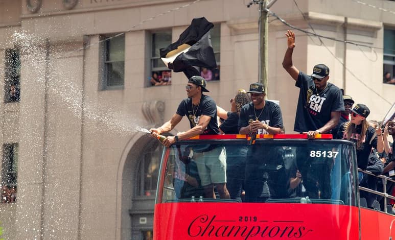 Los Raptors festejaron la obtención de su primer título. (ESPECIAL)