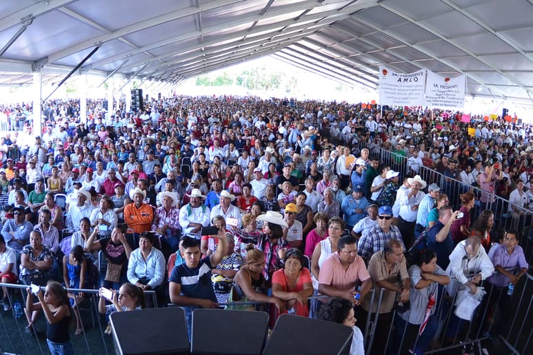 En la visita de Andrés Manuel López Obrador a Gómez Palacio, canceló el Metrobús al consultar 'a mano alzada'. (EL SIGLO DE TORREÓN)