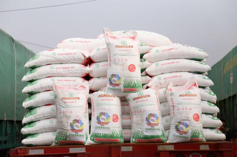Campesinos de los municipios de Chilapa, José Joaquín Herrera, Ahuacuotzingo y Quechultenango mantienen bloqueados los cuatro carriles de autopista del Sol, en Chilpancingo para exigir al gobierno federal la entrega del fertilizante. (ARCHIVO)