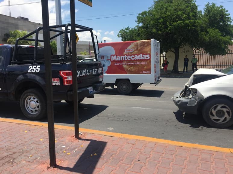 La unidad señalada como responsable es una camioneta Toyota Sienna de color blanco con placas del estado Coahuila, misma que era tripulada por Sedrick Enrique de 34 años de edad. (EL SIGLO DE TORREÓN)