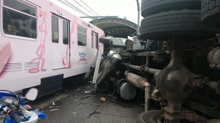 Autoridades Protección Civil y Bomberos de Jalisco atienden el choque del tren ligero y un tractocamión registrado la mañana de hoy en esta ciudad, con saldo de cuatro personas lesionadas. (TWITTER)