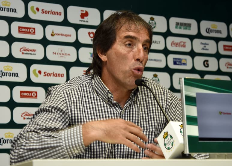 Guillermo Almada, técnico de Santos Laguna, habló ayer tras el entrenamiento de los Guerreros. (Jesús Galindo)