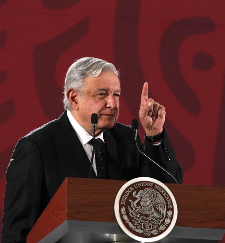 En su conferencia de prensa, el mandatario aseguró que la prensa se desespera y cada vez que tiene oportunidad van las '8 Columnas: Se cae el empleo como nunca, con un sensacionalismo exagerado, con todo respeto'. (EFE)