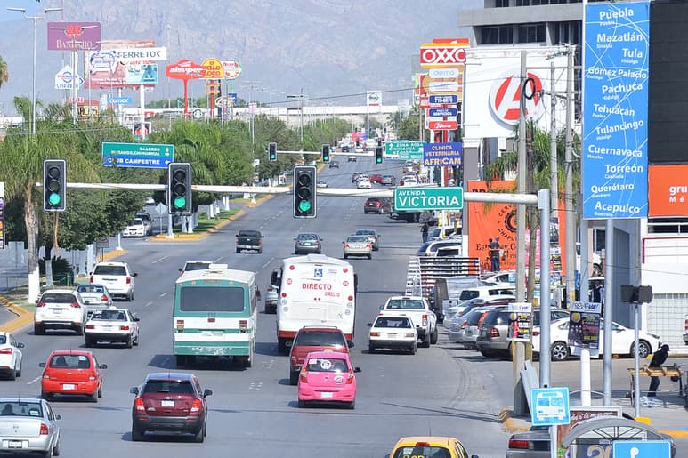 Se realiza una revisión de los espectaculares localizados en arterias principales, esto por parte de Protección Civil. (EL SIGLO DE TORREÓN)