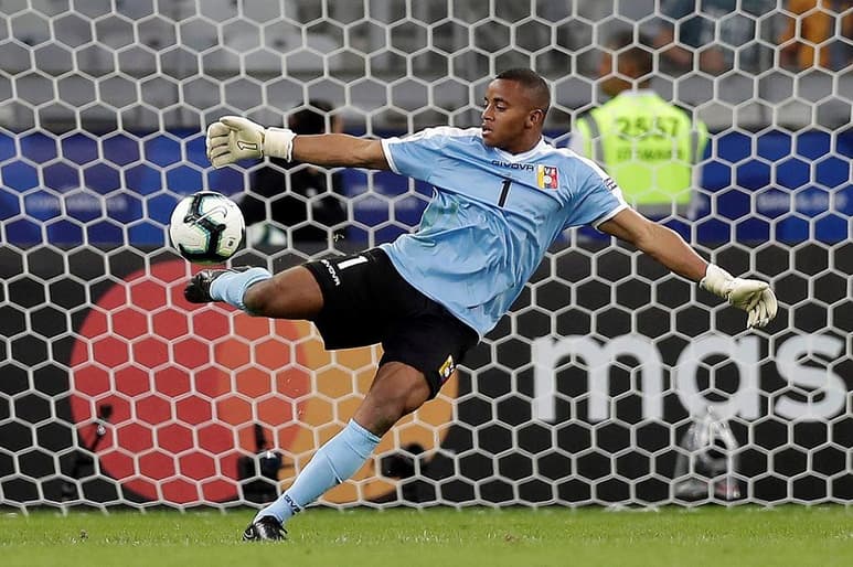 Faríñez, de 21 años, fue figura en lo partidos ante Perú y, especialmente, frente al local Brasil, ambos con marcador de 0-0, y luego en la victoria por 3-1 sobre Bolivia, resultado que clasificó de manera invicta a los venezolanos a los cuartos de final. (ARCHIVO)