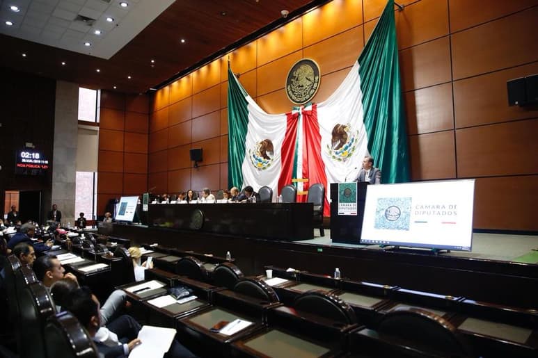 Al grito de '¡aquí y ahora con la Coordinadora!', los maestros también reclamaron que en las audiencias, que se llevan a cabo desde el lunes en la Cámara de Diputados, han visto las participaciones tendenciosas a atender las peticiones del Sindicato Nacional de Trabajadores de la Educación (SNTE). (TWITTER)