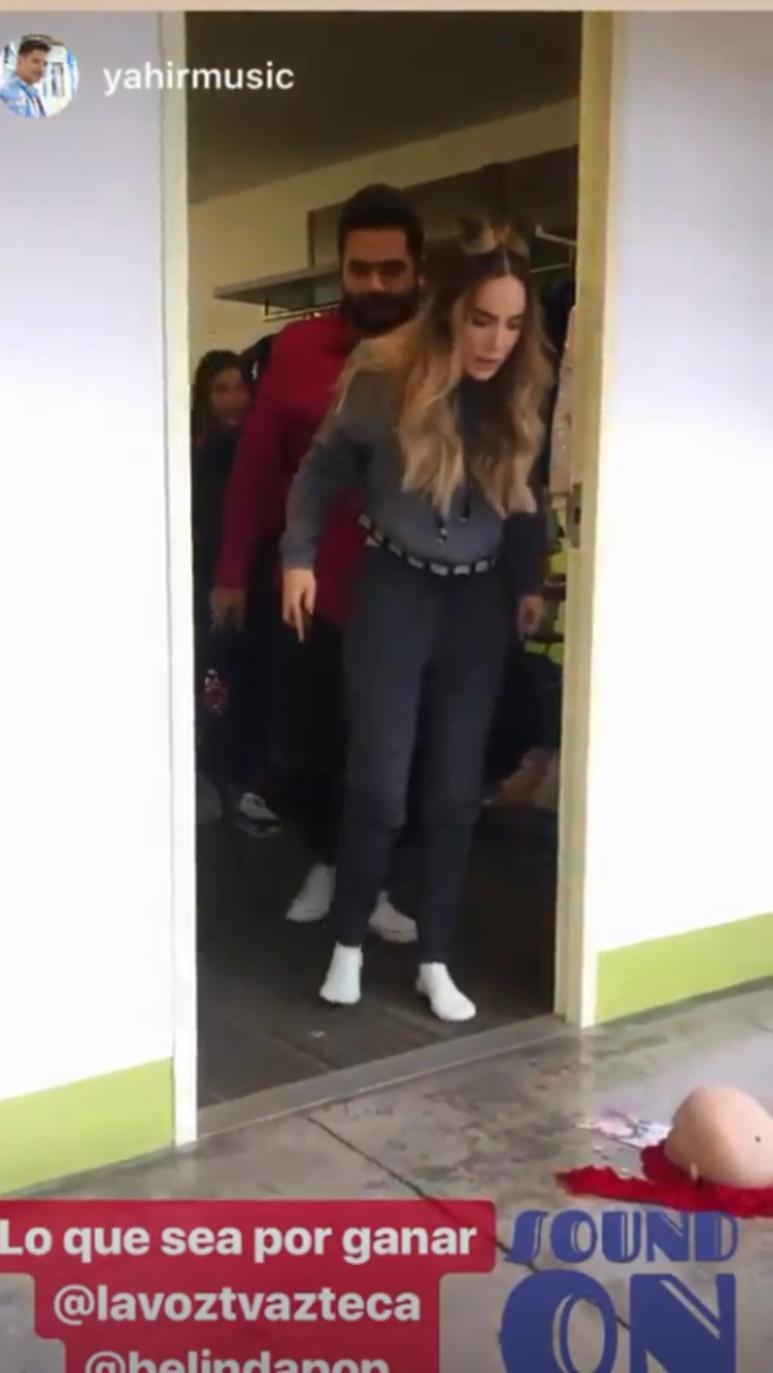 Las bromas y el buen humor entre Yahir y Belinda continúan, tanto así que afuera del camerino de la cantante apareció una 'brujería' hecha por Yahir para ganar el concurso. (INSTAGRAM)