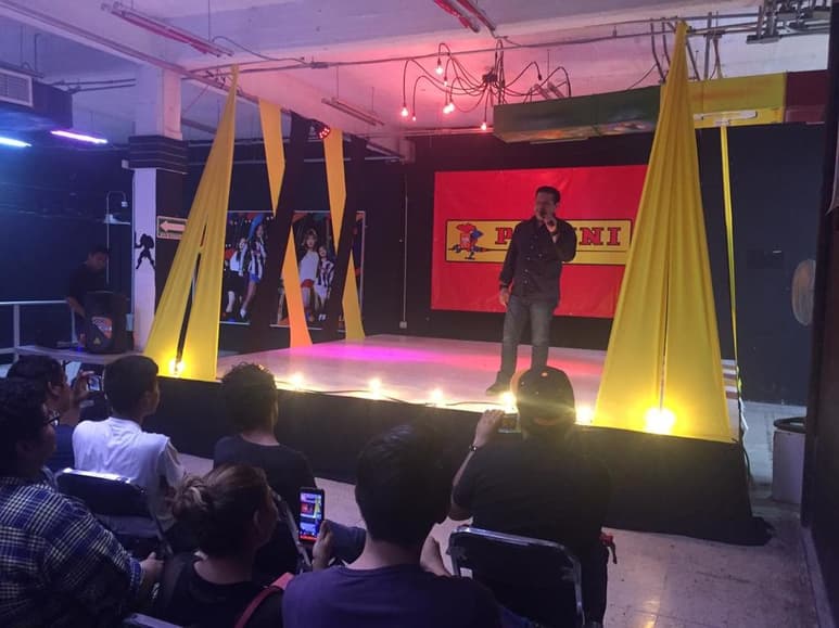 Carlos Segundo ofreció una conferencia a los asistentes a la inauguración de la tienda.