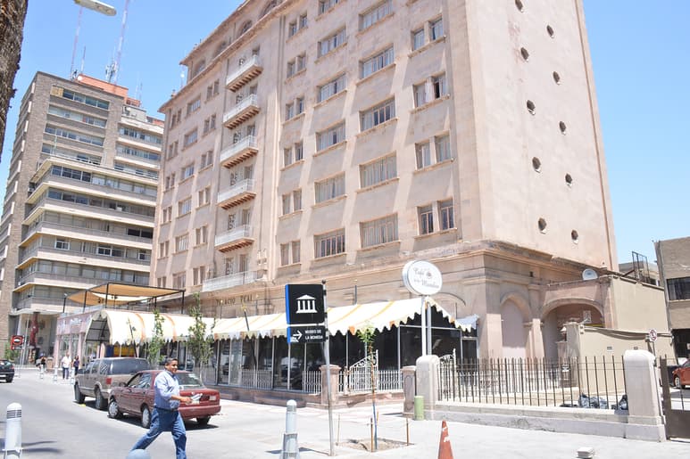El hotel Palacio Real cerró sus puertas en enero del año pasado supuestamente por remodelación; a la fecha este inmueble histórico que data de 1950 sigue inactivo. (ERNESTO RAMÍREZ)