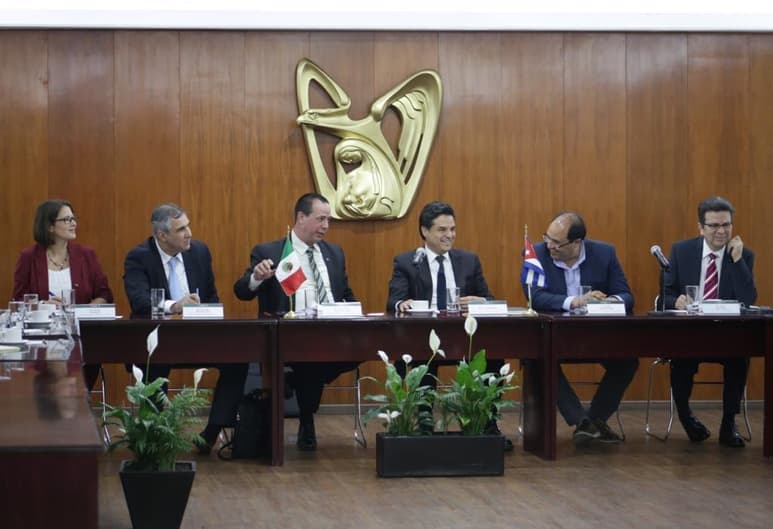 El director general del Instituto Mexicano del Seguro Social (IMSS), Zoé Robledo, reafirmó este viernes su compromiso de colaborar en temas de salud con Cuba tras una reunión de trabajo con el ministro de Salud de esa nación, José Ángel Portal Miranda. (TWITTER)