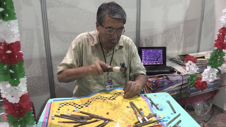Dedicación. Guillermo Morales dice que en un pliego puede dedicar hasta cuatro horas de trabajo. (EL SIGLO DE TORREÓN / Verónica Rivera)
