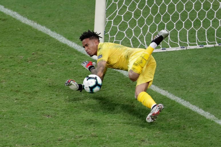 El arquero peruano Pedro Gallese se vistió de héroe luego de atajar con el abdomen el disparo desde los doce pasos de Luis Suárez en los cuartos de final de la Copa América 2019. (EFE)