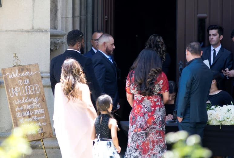 A la iglesia. Invitados a su llegada a la boda de Chiquis Rivera, en Pasadena, California.