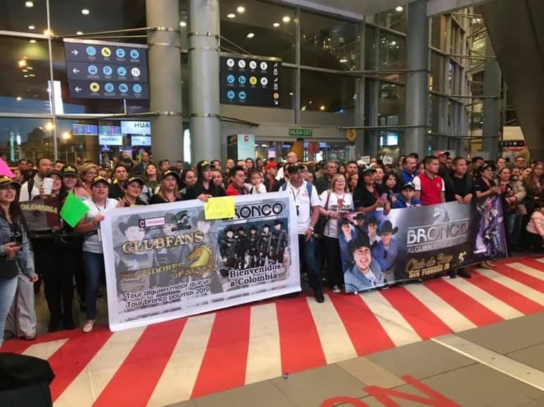 En Colombia. Los seguidores del grupo Bronco les dieron una gran sorpresa a su llegada.