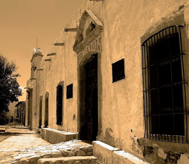 Fachada principal de la Hacienda de la Santísima Trinidad y la Labor de España, al fondo la Capilla, sobresale su campanario. (CORTESÍA)