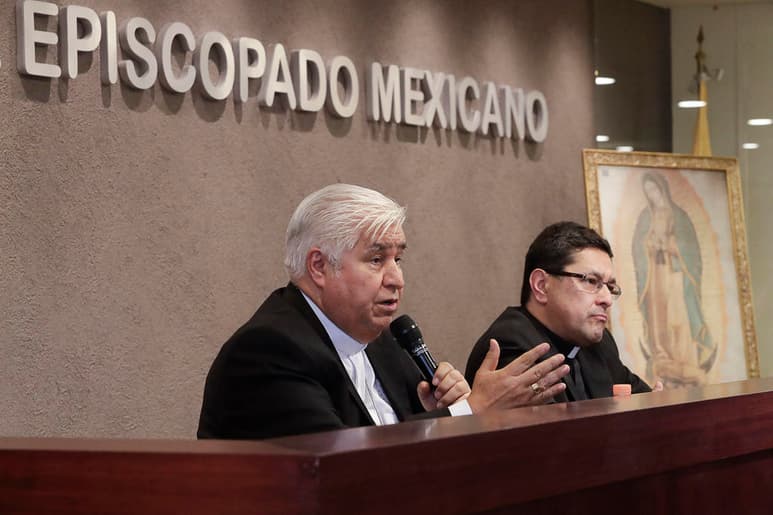El presidente de la Conferencia del Episcopado Mexicano y arzobispo de esa ciudad, Rogelio Cabrera López, pidió al Presidente de la República, Andrés Manuel López Obrador, que no se mueva de su compromiso de ver primero por los pobres, porque México no podrá ser mejor si no arregla los problemas que los excluidos enfrentan. (ARCHIVO)
