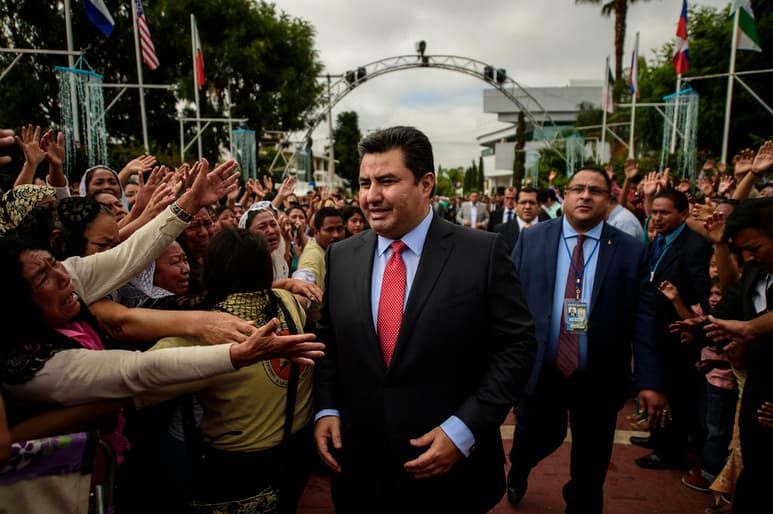 En México, esta iglesia ya cuenta con cinco registros de asociación religiosa, en los que Naasón Joaquín García es el representante legal. (ARCHIVO)