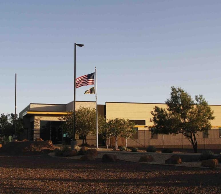 La menor es una de cientos de niños migrantes detenidas este año en celdas, cerca de El Paso.