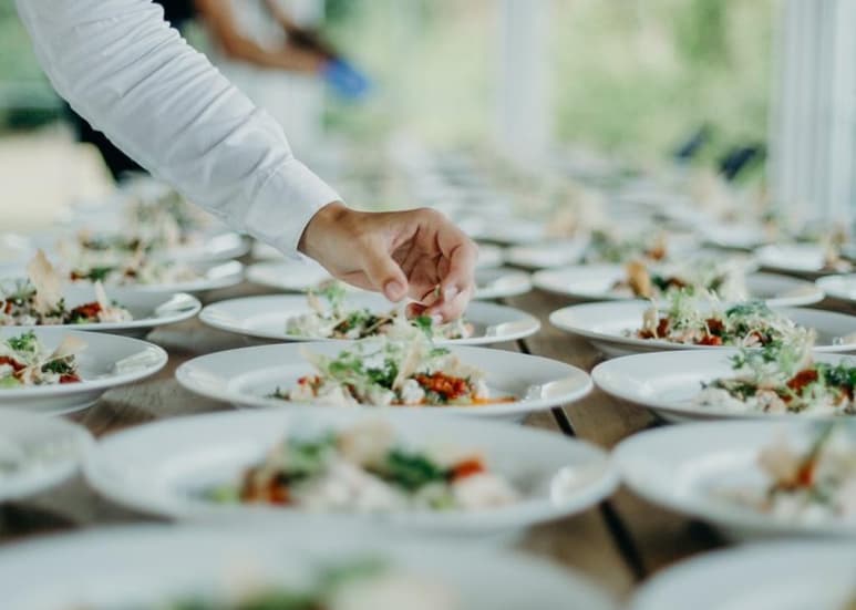 Dice que a las mujeres se les sirvió pastel de boda y a los hombres en su lugar se les dio wiski. (INTERNET)