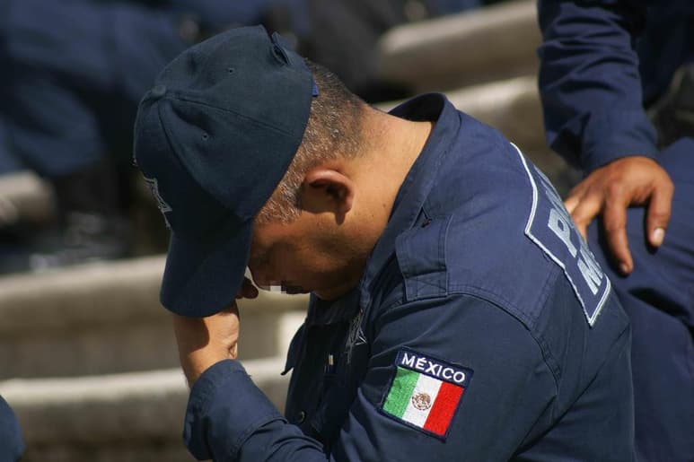 Los policías aseguraron que los uniformes se les entregan a muy pocos días de que inicie la Guelaguetza, por lo que no tienen tiempo de adecuarlos y que aunque hay un presupuesto para que estos sean de calidad y 'última generación' a ellos se les entregan informes sencillos, elaborados en maquiladoras. (ARCHIVO)