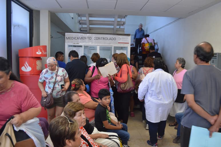 Muchos enfermos que requieren medicamento controlado acudieron este martes al ISSSTE Torreón. (DIANA GONZÁLEZ)