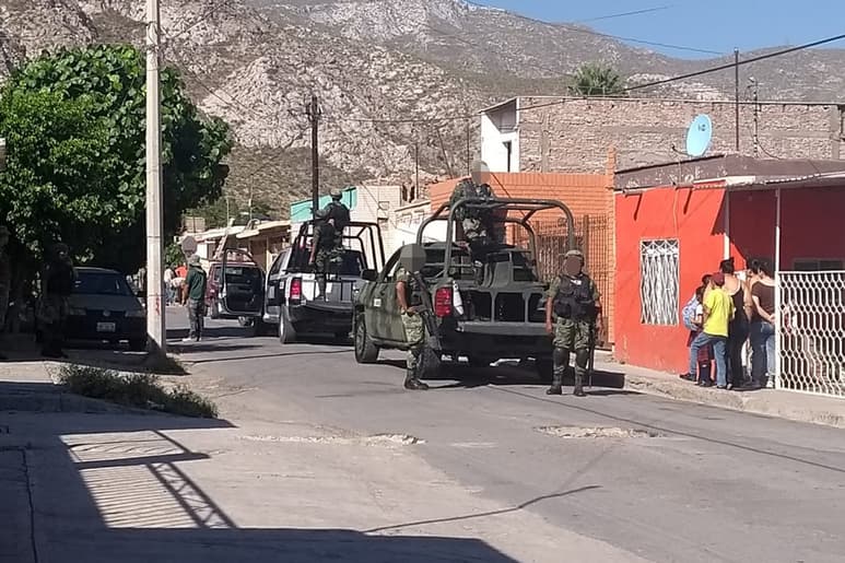 Los presuntos delincuentes bajaron del auto dejándolo abandonado por la entrada principal de la escuela, por donde dejaron salir a los niños solos casi inmediatamente después del suceso. (EL SIGLO DE TORREÓN)