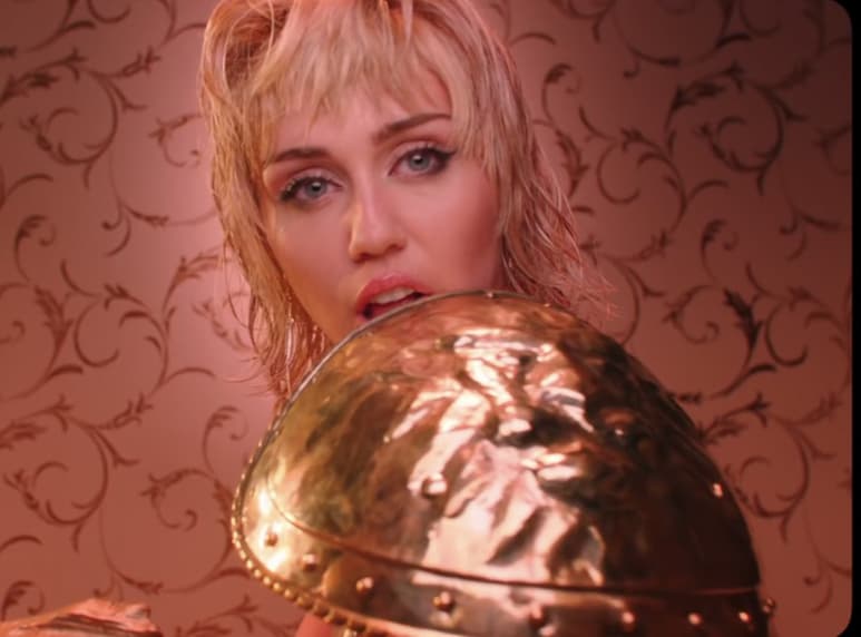 Popularidad. El nuevo video de Miley correspondiente a la rola Mother´s Daughter, arrasó en Youtube. (ESPECIAL)