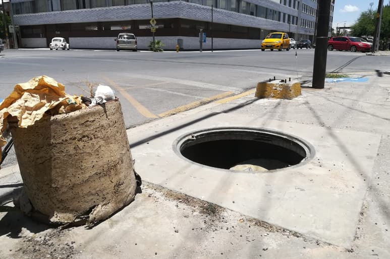 La alcantarilla dañada se encuentra sobre la avenida Matamoros y calle Ildefonso Fuente en el Centro de Torreón. (EL SIGLO DE TORREÓN)