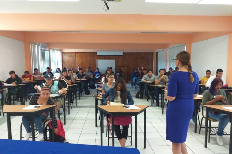 Quienes sean aceptados deben presentar su documentación para inscribirse en Dirección. (DIANA GONZÁLEZ)