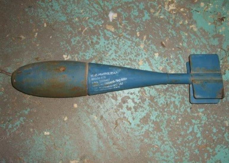 Las bombas, aunque no representan tanto peligro porque no tienen carga explosiva aún no han sido encontradas. (INTERNET)