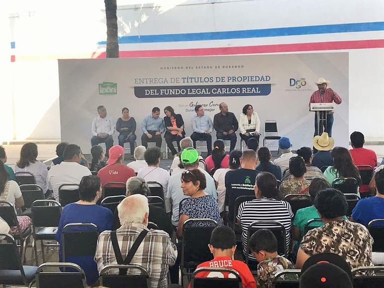 El Gobierno del estado de Durango entregó esta mañana 264 títulos del fundo legal en el ejido Carlos Real. (ANGÉLICA SANDOVAL)