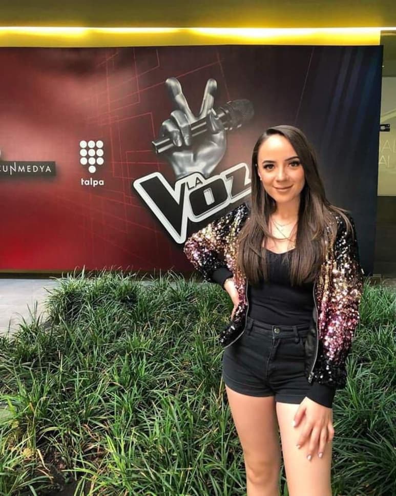 Fátima formaba parte del equipo de Lupillo Rivera y justamente, ambos confirmaron que les llegó una ayuda del cielo de parte de Jenni Rivera. (TWITTER)