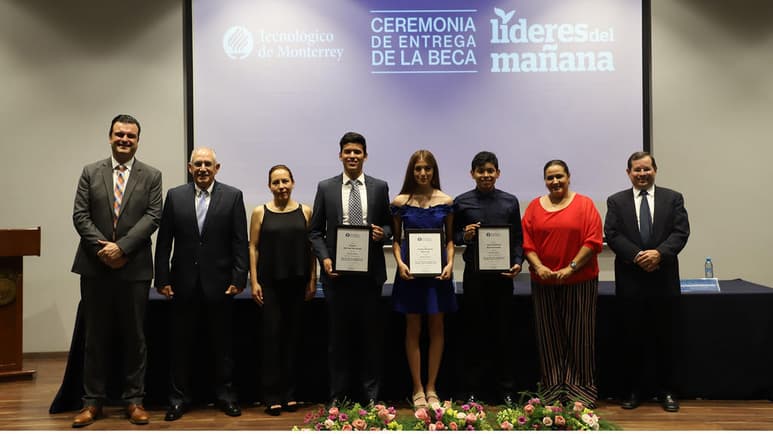 Los tres jóvenes laguneros fueron acompañados por sus familiares y por los directivos de sus escuelas quienes fueron también reconocidos por lograr que sus alumnos obtuvieran esta beca.