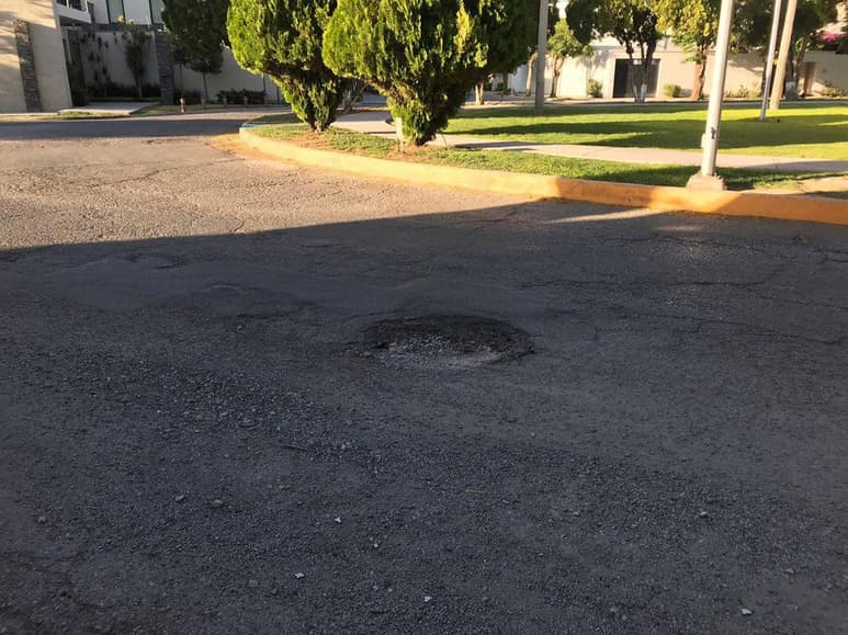 Los colonos piden a las autoridades correspondientes atender su llamado y solucionar el bache. (EL SIGLO DE TORREÓN)