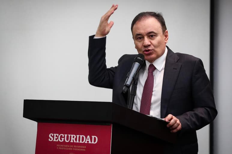 A la Policía Federal se le abandonó, a sus elementos se les expulsaba de los hoteles por adeudos de dos o tres años, todo a causa de corruptelas de las autoridades, lo que desgastó la moral de los efectivos y la corporación se tornó débil, señaló. (NOTIMEX)
