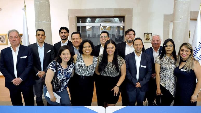 Tras la toma de protesta, Emilio Álvarez entregó el pin representativo a la presidenta entrante. (EL SIGLO DE TORREÓN)