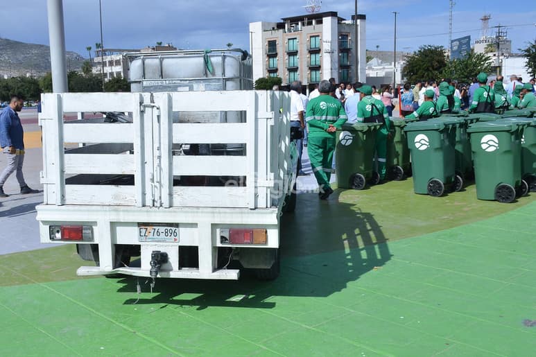 De las tres camionetas que se presentaron como parte de la 'renovación' de equipos de limpieza, solamente una se reconoció como nueva, no obstante, todas contaban con placas de circulación vencidas e incluso daños en faros y partes de su carrocería. (FERNANDO COMPEÁN)