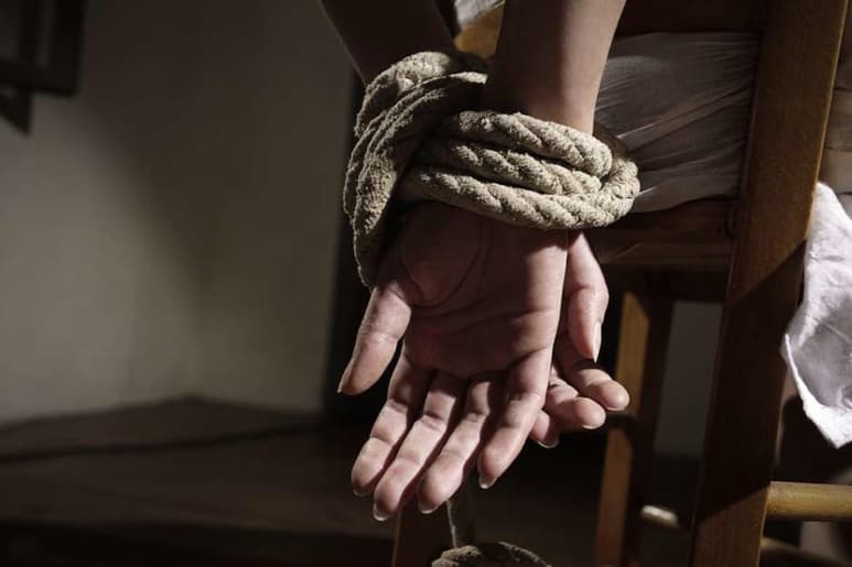 Los detenidos son cinco mujeres y tres hombres, al parecer miembros de una misma familia ampliada. (ESPECIAL)