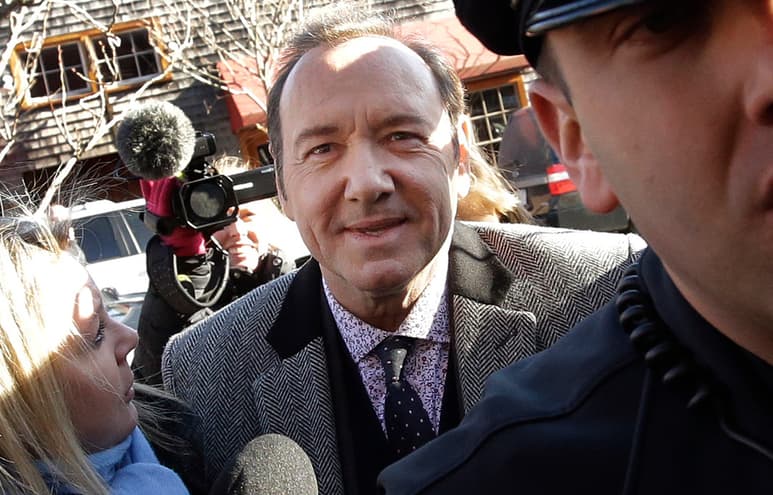 La retiran. El abogado Mitchell Garabedian alegó que Kevin Spacey emborrachó y atacó sexualmente al joven; sin embargo, la demanda fue desechada voluntariamente.
