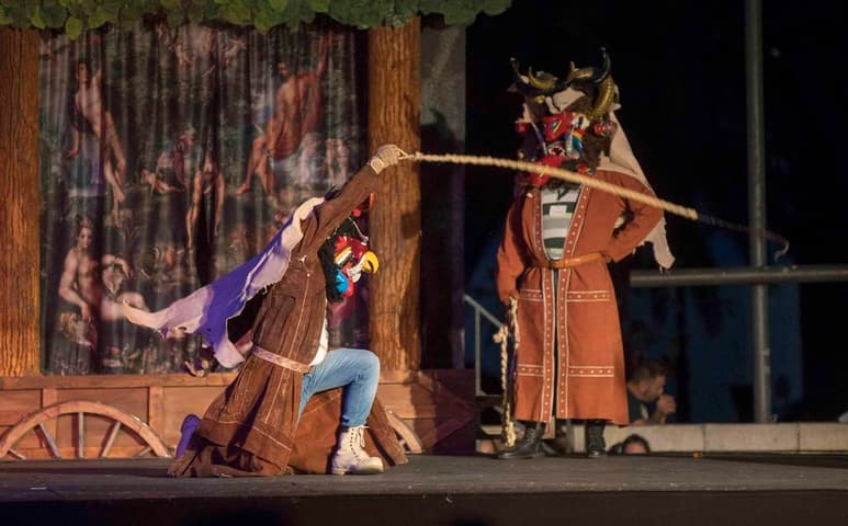 Tradición. Los Diablos de Teloloapán se presentaron durante la entrega del Premio Corral de Comedias.