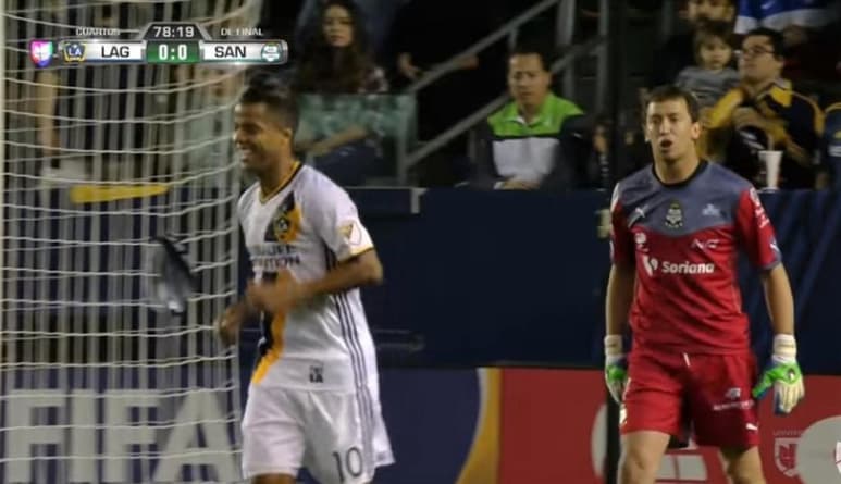 Ahora que Giovani dos Santos se integre al América y tenga que saludar a sus nuevos compañeros, las miradas y el morbo estarán en el primer encuentro que tenga con el guardameta Agustín Marchesín. (ESPECIAL)