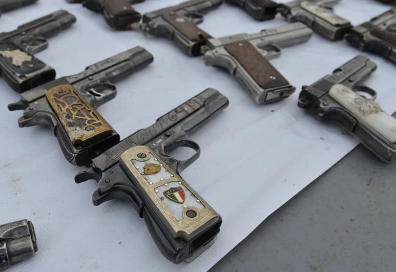 Aunque se calcula que anualmente se destruyen cerca de 800 mil armas en todo el planeta, también se estima que uno de cada diez habitantes posee un arma. (ARCHIVO)