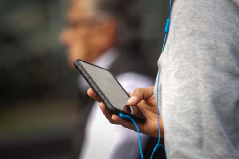 La estrategia incluirá una serie de iniciativas en el Congreso local para aumentar la pena de robo de celulares, además de publicar un decreto para prohibir la venta en tianguis y bloquear los equipos a partir del código IMEI. (ARCHIVO)