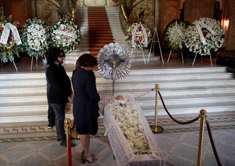 Tristeza. Maria do Ceu Harris observa el cuerpo de su difunto esposo, el ícono cultural brasileño João Gilberto, durante su funeral en el Teatro Municipal en Río de Janeiro. Gilberto, uno de los padres de la bossa nova que adquirió fama mundial en la década de 1960. (AP/EFE)